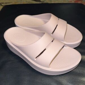 OOFOS Women's Sandals in Light Pink